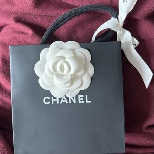 New Chanel Gift Bag & 3D White Camellia Flower & Ribbon & 5 Samples